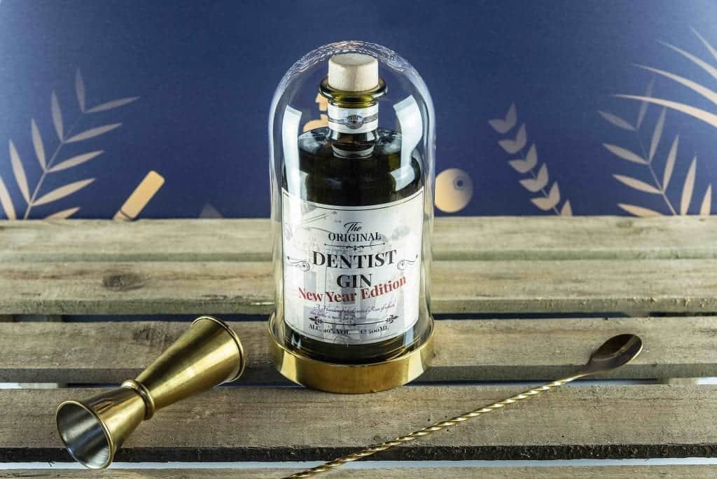 Fles gin met rustiek label en opschrift "Dentist gin, New Year Edition"