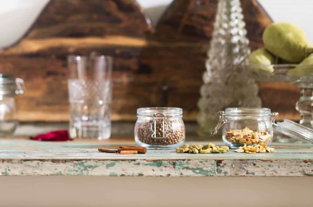 Rustieke tafel met potjes kruiden erop