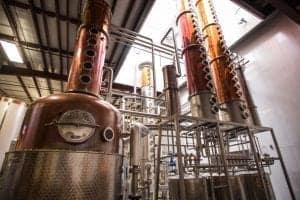Fabrieksgebouw met gin distilleerderij gereedschap en machines