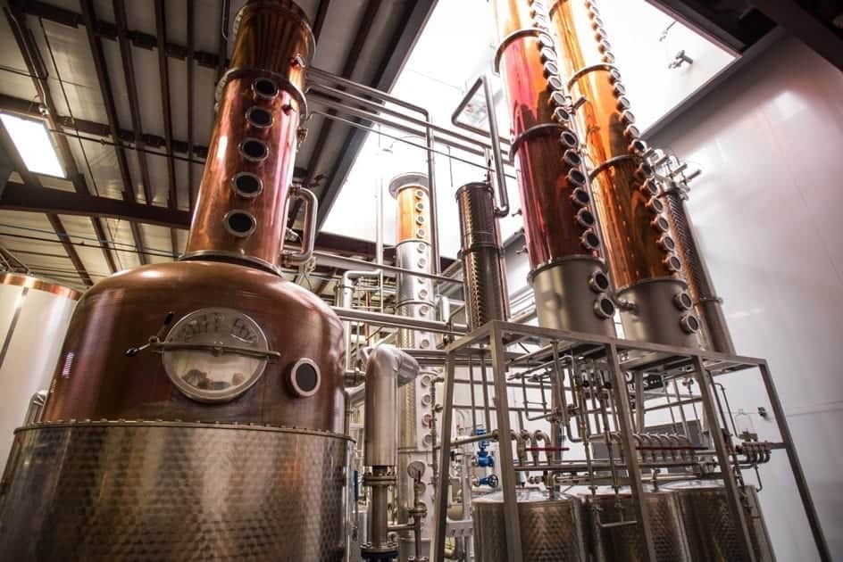 Fabrieksgebouw met gin distilleerderij gereedschap en machines