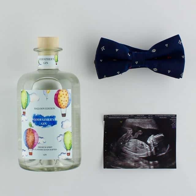 Fles gin met kleurrijk label en peter opschrift, met ernaast een strik en een echo foto