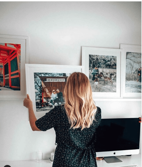 foto van vrouw die fotokader ophangt