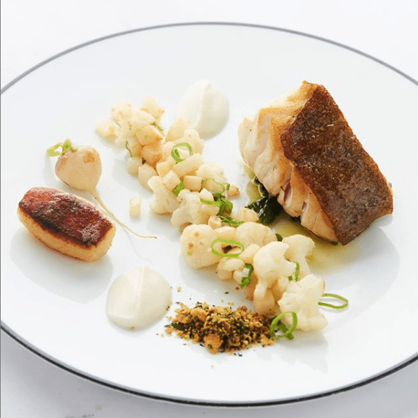 een bord met vis en groenten