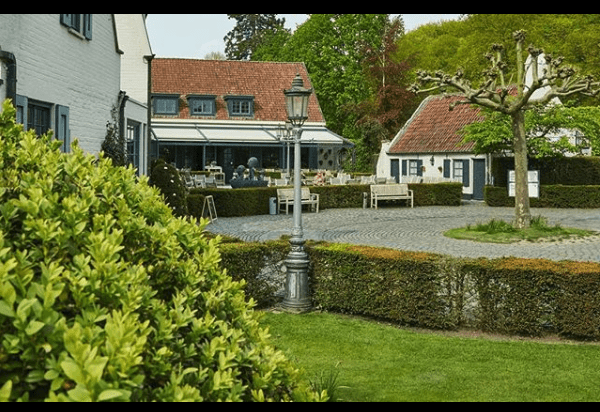 foto van auberge du pecheur binnenkoer