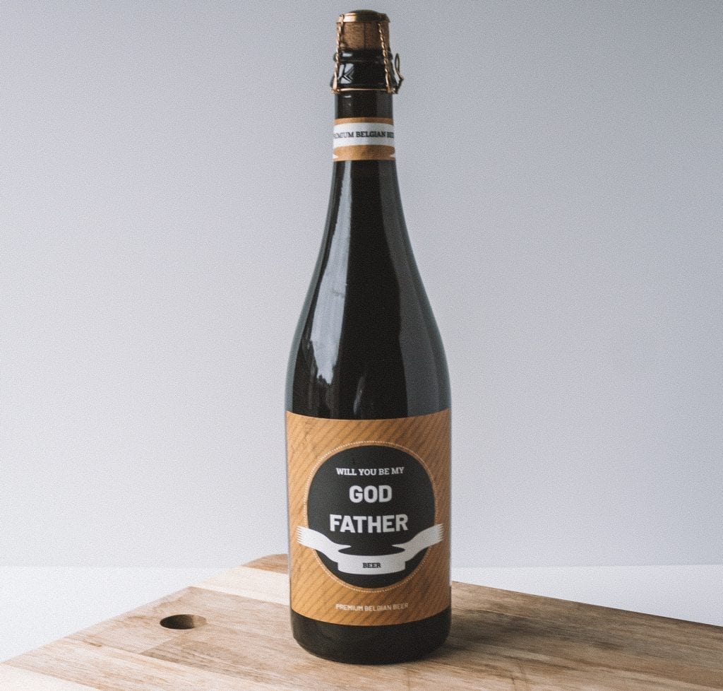 Bierfles met bruin etiket met opschrift Godfather