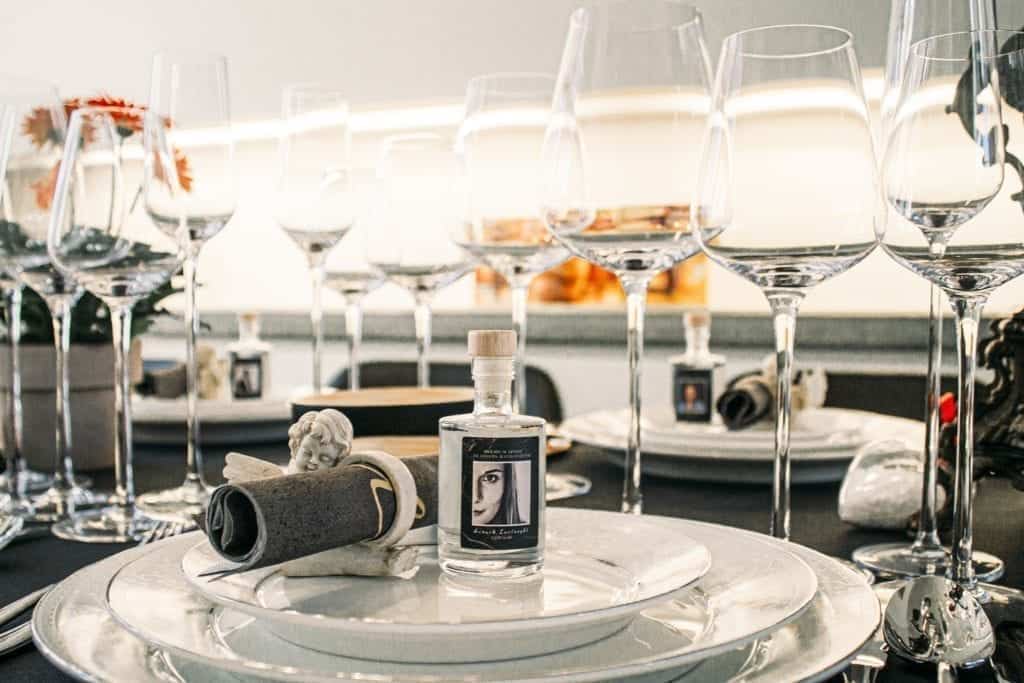 Foto van flesjes op bord met foto van meisje hierop