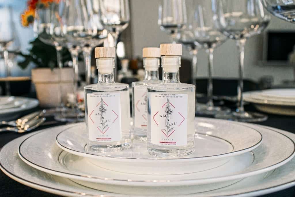 Foto van 3 miniflesjes gin op gedekt bord