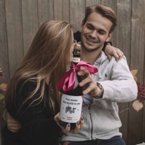 meisje geef gepersonaliseerde fles bier voor valentijn