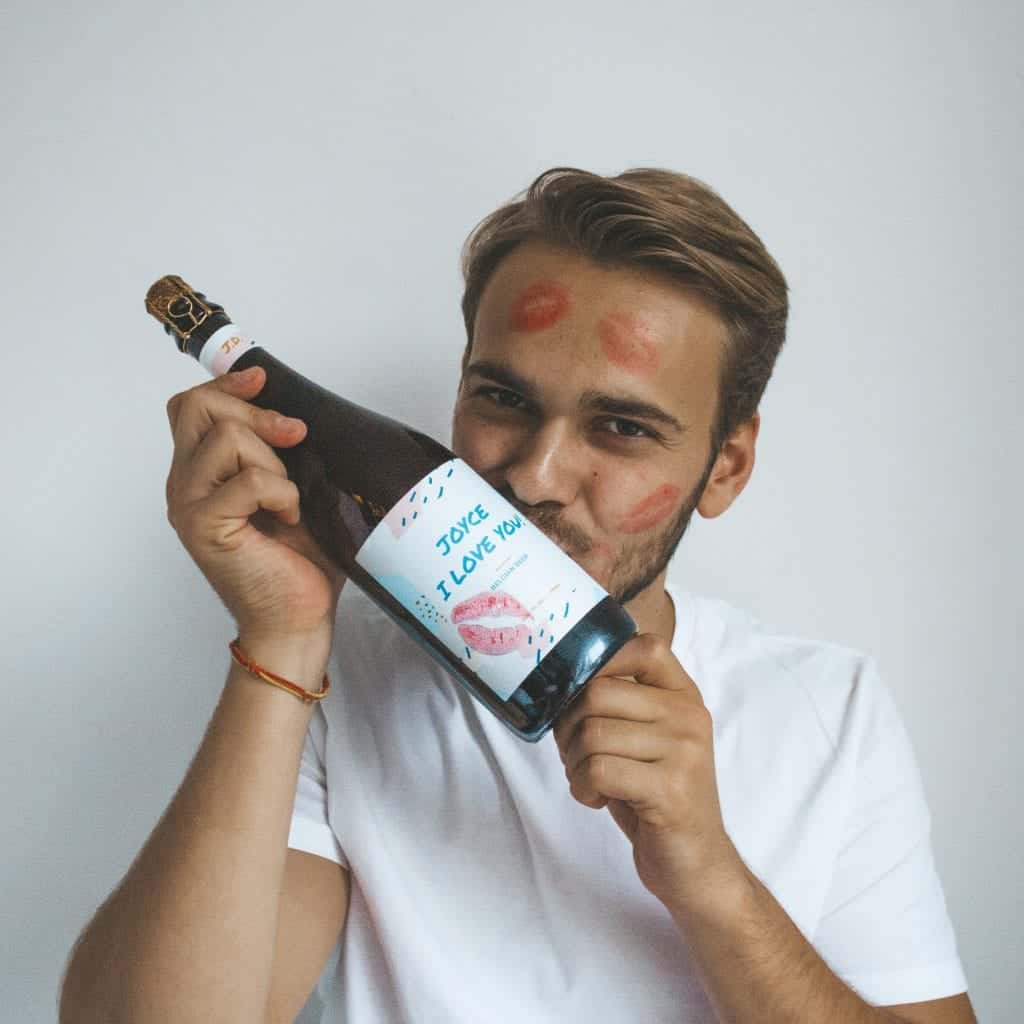 man die kus geeft op fles gepersonaliseerd bier
