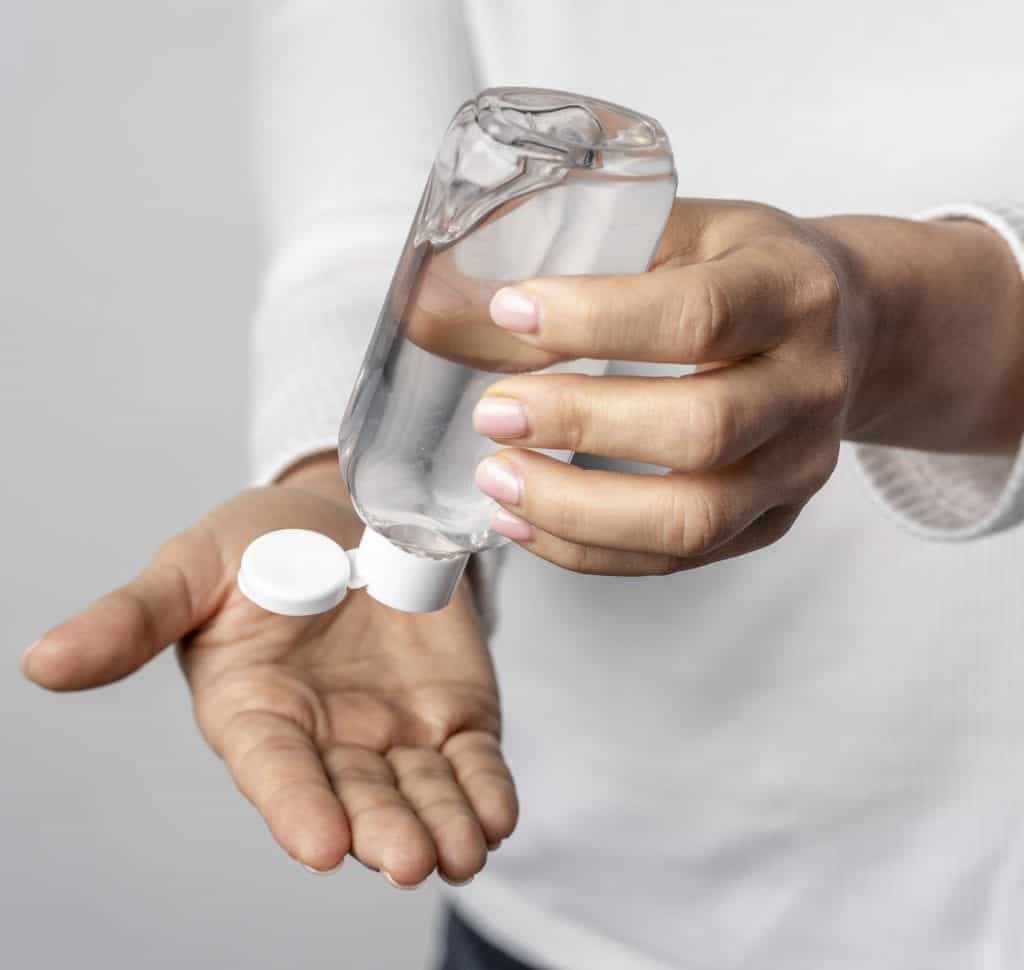 close up van persoon die handgel gebruikt