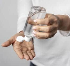 close up van persoon die handgel gebruikt