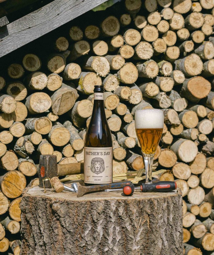 gepersonaliseerde fles bier met glas bier