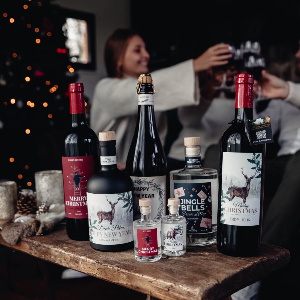 gepersonaliseerde flessen op tafel met klinkende mensen