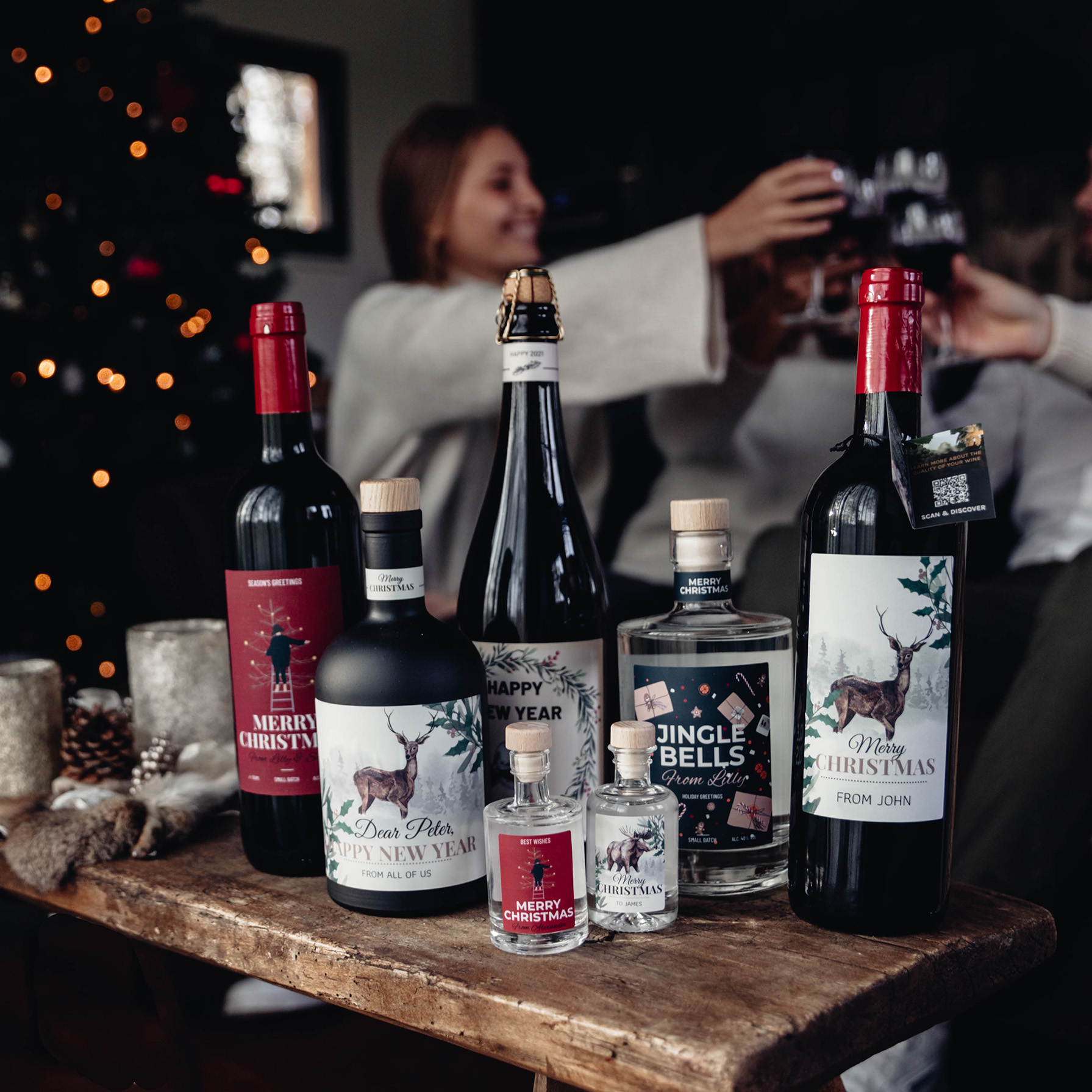 gepersonaliseerde flessen op tafel met klinkende mensen