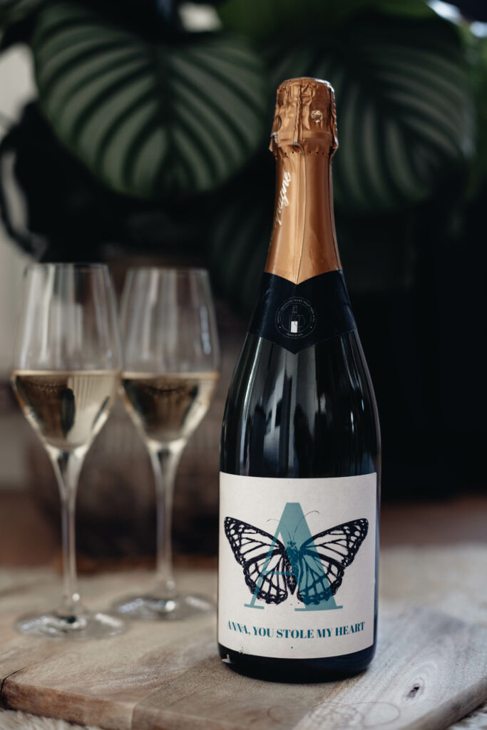 Gepersonaliseerde fles champagne met liefdestekst en 2 champagne glazen