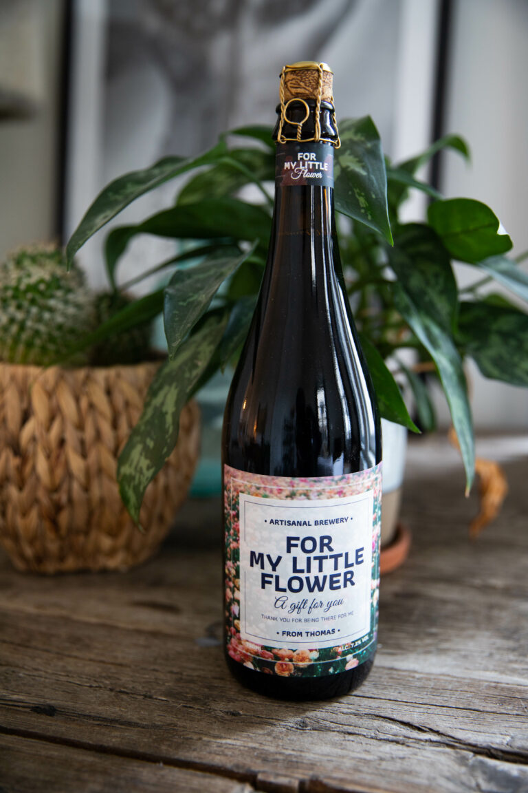 Gepersonaliseerde fles bier voor valentijn met plant op achtergrond