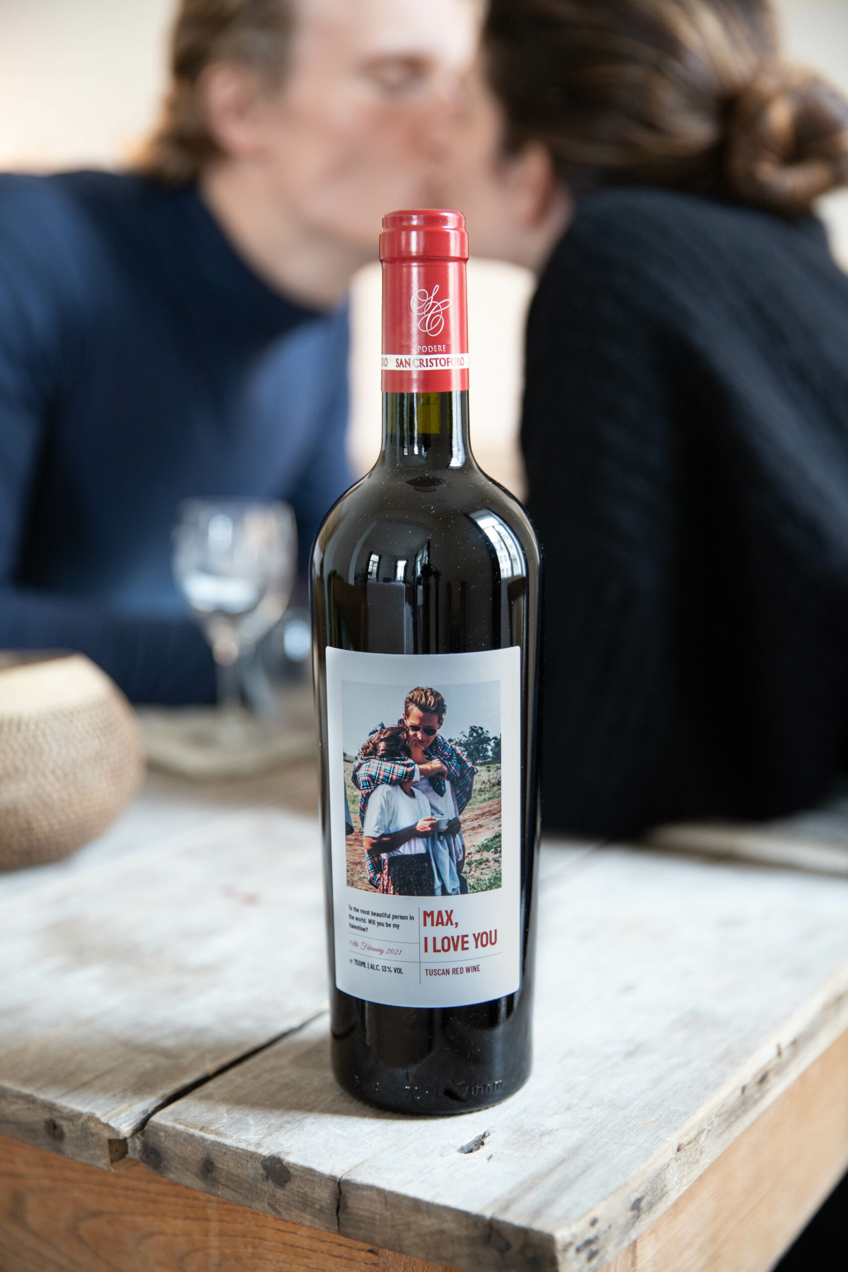 Gepersonaliseerde wijn met etiket voor valentijn