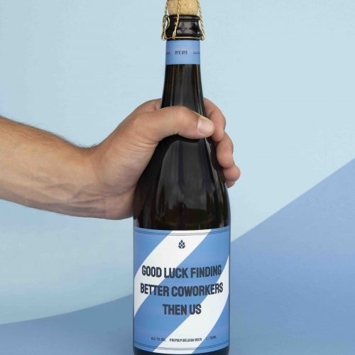 Blauwe bierfles als afscheidscadeau