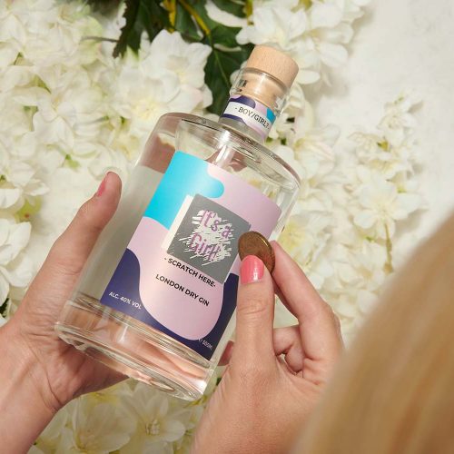 Fles met kraslaag als gender reveal gift