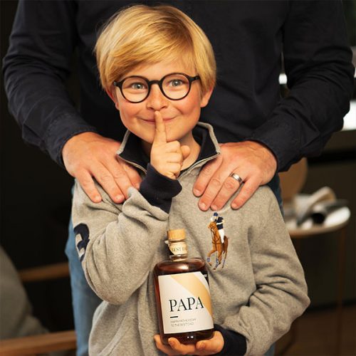 Jongetje die vaderdag cadeau vasthoudt