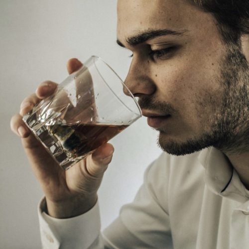 man ruikt aan zijn cadeau voor hem drank