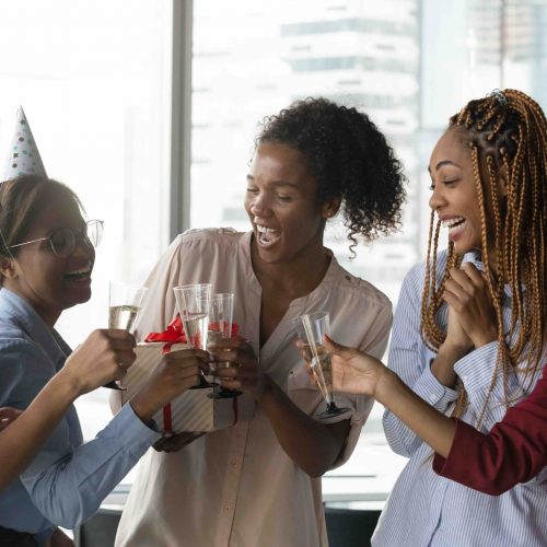Toastende mensen als jubileum cadeau