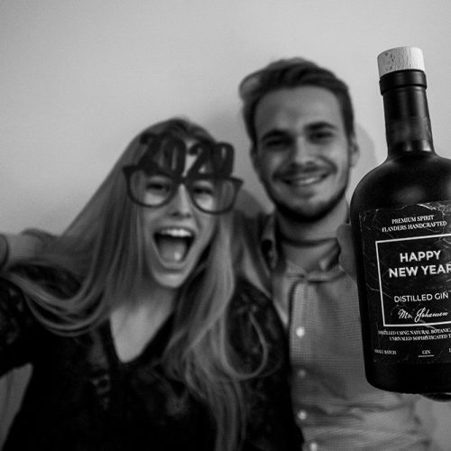 2 mensen vieren met nieuwjaarscadeau