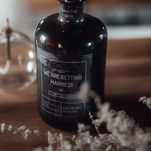 Ginfles op tafel als getuige vragen cadeau