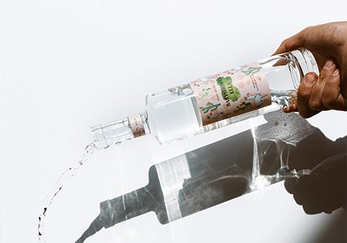 wodka fles leeggieten