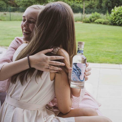 Vriendin omhelst met meter vragen cadeau