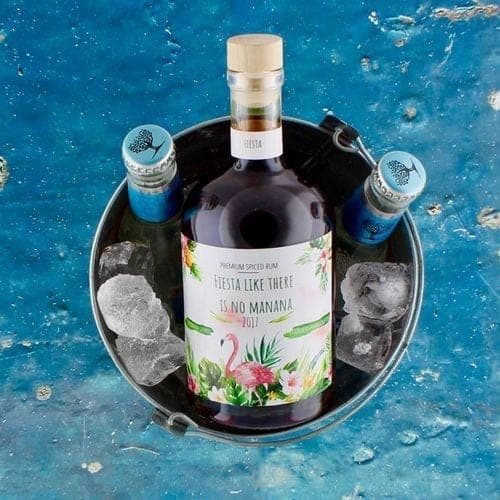 Fles rum in emmer als feestcadeau