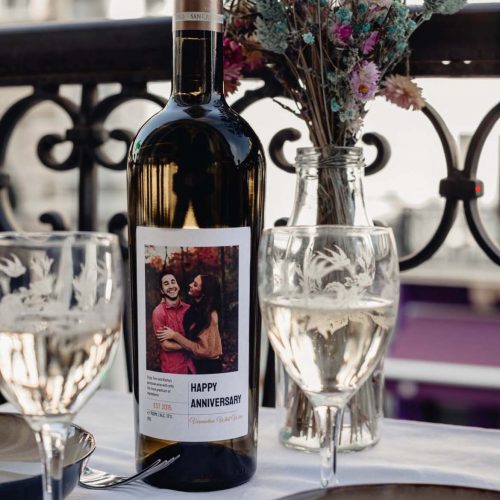 Fles wijn op tafel als cadeau huwelijksverjaardag