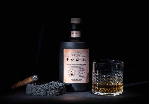 Zwarte whisky fles met opschrift papi chulo gepersonaliseerd
